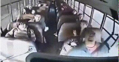 Enlace a El conductor sufre un infarto y un niño salva la situación