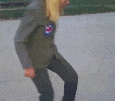 Enlace a Haciendo trucos de skate con tacones