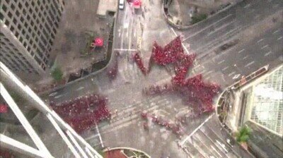 Enlace a Canadienses currando para celebrar el Día Nacional