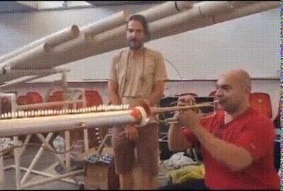 Enlace a El show de este señor tocando la trompeta es ESPECTACULAR