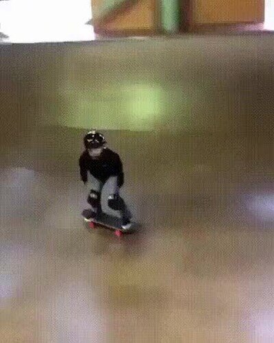 Enlace a Hace locuras con el skate y apenas levanta tres palmos del suelo