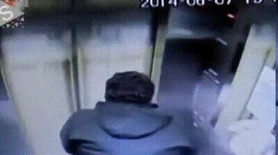 Enlace a Miedo máximo: ascensor sube 31 pisos en 15 segundos por un error y peta arriba