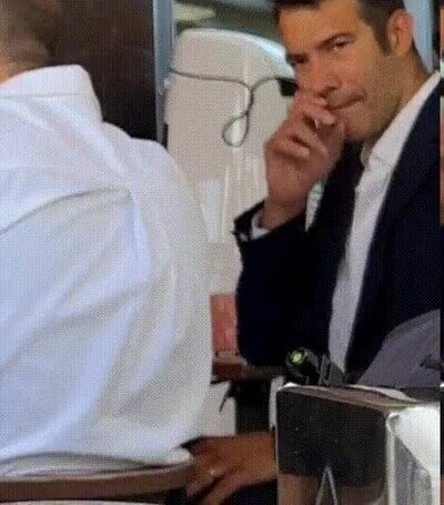 Enlace a Italianos que te juzgan con la mirada