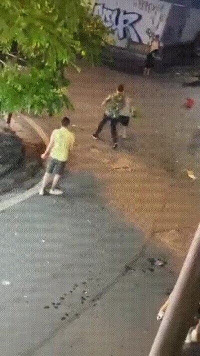 Enlace a Qué envidia de reflejos, lo hace rebotar todo