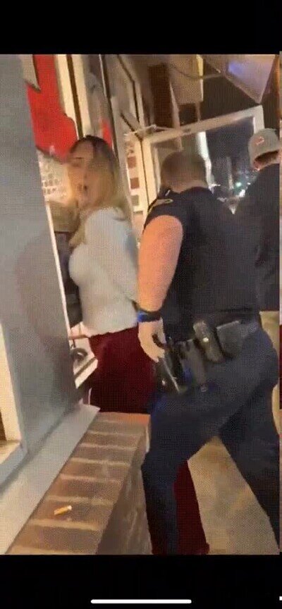 Enlace a Creo que el policía ha mojado