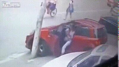 Enlace a Moraleja: nunca saques el pie del coche