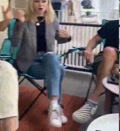 Enlace a Cuando quedas con las amigas de tu novia