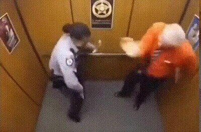 Enlace a Van de serios pero se lo pasan  genial en el ascensor