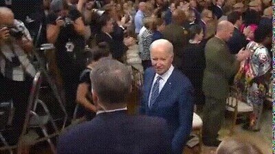 Enlace a Joe Biden se va de una ceremonia antes de que termine