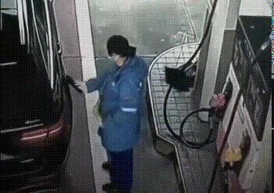 Enlace a Este tío merece que lo hagan bajar del coche y le partan la cara
