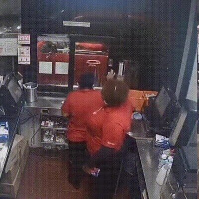 Cómo ha cambiado la historia: empleada saca pistola y amenaza a cliente por tirar la comida burger,empleada,loca