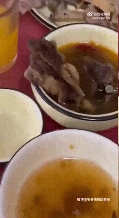 Enlace a Camarero, acabo de encontrar un tornillaco enorme en mi sopa