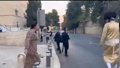 Enlace a Judíos increpando a esta mujer por no cubrirse la cabeza, y mira cómo se esconden
