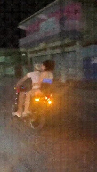 Enlace a Dos tontos en una moto pensando que están en una película