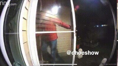 Enlace a Pareja en Washington cierran la puerta de casa milisegundos antes de que un hombre armado intente entrar