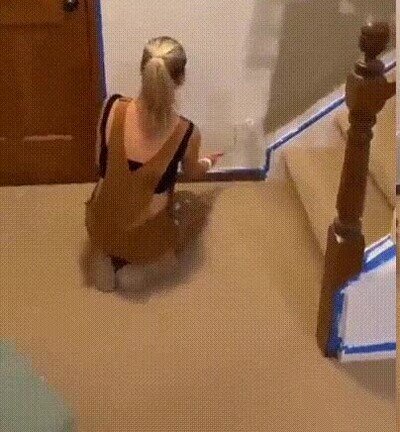 Enlace a Una rubia pintando, nada más