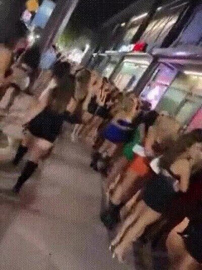 Enlace a El mundo al revés, las chicas haciendo cola para entrar en la discoteca