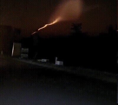 Enlace a Una exraña luz vista en el cielo de Vietnam por la noche