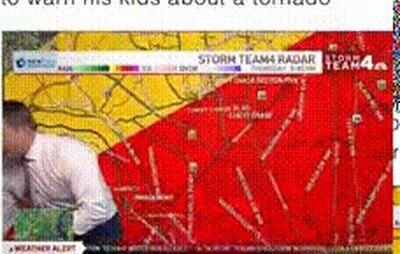 Meteorólogo parando la información del tiempo para avisar a su familia de un tornado tiempo,casa,tornada
