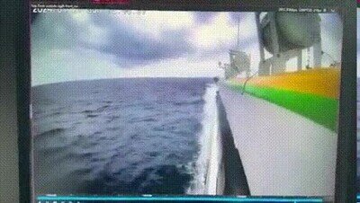 Enlace a Alguien acaba de saltar en medio del océano en Zanzíbar