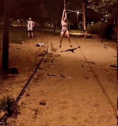 Enlace a Nunca es una buena idea jugar en los parques nocturnos