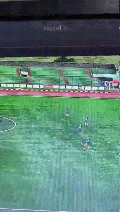 Enlace a Le cae un rayo a un jugador de fútbol en pleno partido