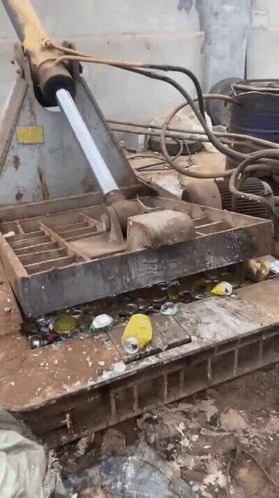 Enlace a Así se chafan las latas para reciclar