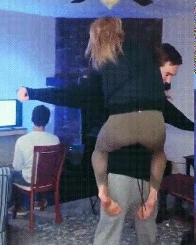 Enlace a La que está en el sofá mirando es su novia