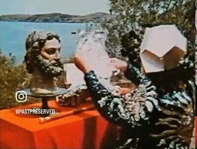 Enlace a Salvador Dali copiando una escultura en pocos segundos