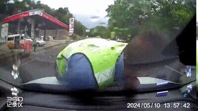 Enlace a Menos mal que lo tiene grabado en cámara