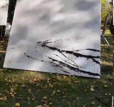 Enlace a Se está haciemdo rico con una rama y pintura negra