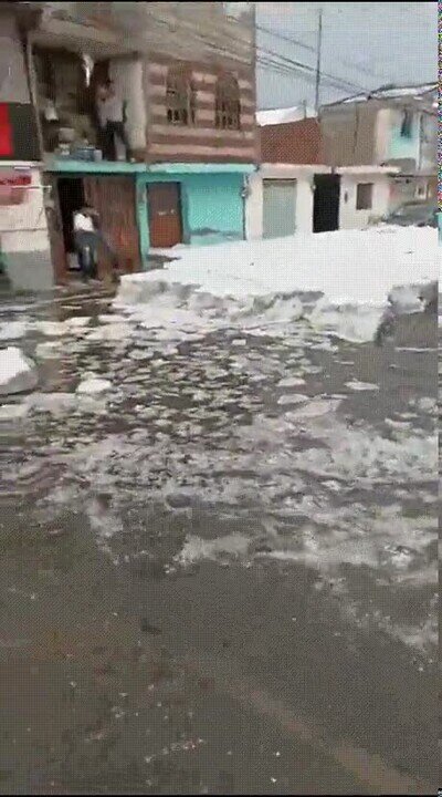Enlace a Granizo y calles inundadas: las impresionantes imágenes que dejó la lluvia en Puebladiately and people\u2019s homes are getting flooded