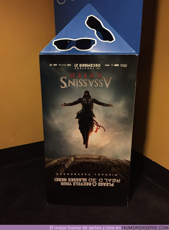 9493 - Algunos cines no entendieron el póster de Assassin's Creed