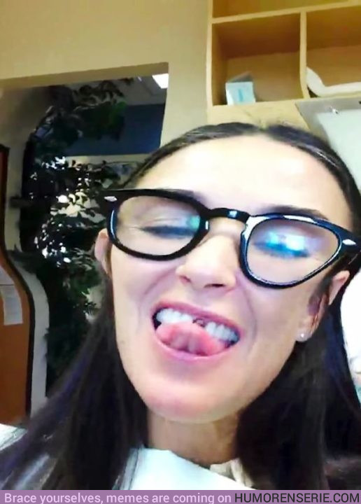 14978 - El impactante aspecto de Demi Moore después de perder los dientes frontales por estrés