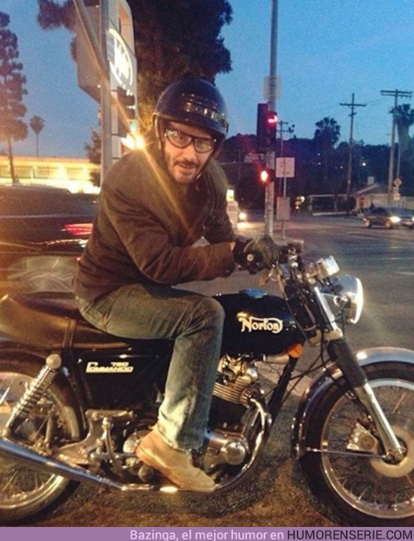21699 - Aquello que estás en un semáforo... miras a tu izquierda y la moto de al lado es Keanu Reeves