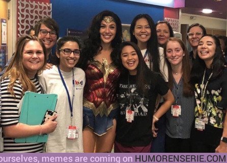 26531 - Gal Gadot visita un hospital vestida de Wonder Woman y hace que la amemos aún más
