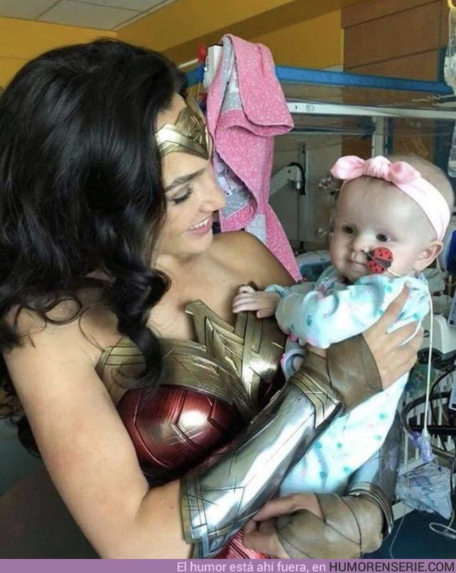 26531 - Gal Gadot visita un hospital vestida de Wonder Woman y hace que la amemos aún más