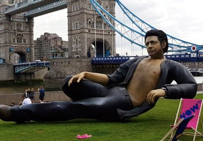 26839 - Aparece una estatua de casi 8 metros de Jeff Goldblum en Jurassic Park en Londres
