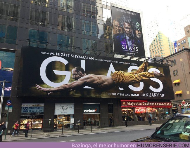 32412 - Los carteles de la película GLASS en Nueva York son una pasada