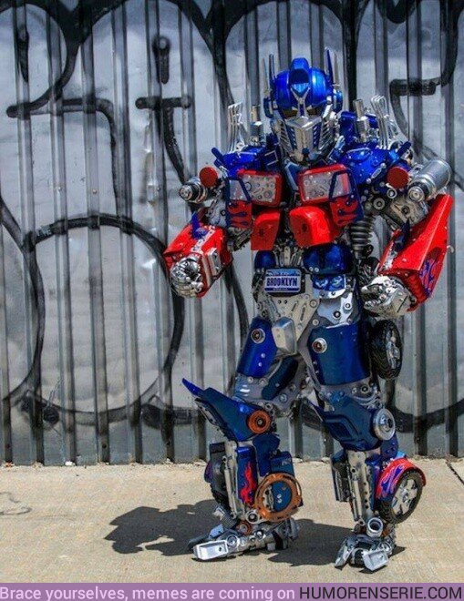 33591 - El cosplay infantil más currado de Transformer que hemos visto en nuestra vida