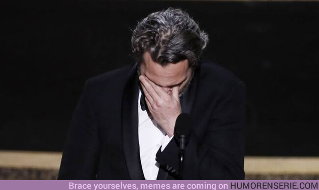 47136 - Joaquin Phoenix nos hace llorar recordando a su hermano fallecido en el momento en el que recoge un Oscar
