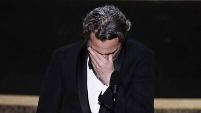 47136 - Joaquin Phoenix nos hace llorar recordando a su hermano fallecido en el momento en el que recoge un Oscar