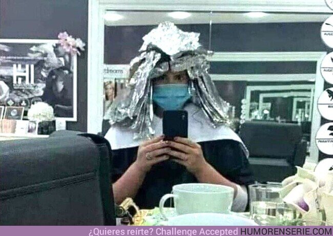 67390 - No sé si a esta señora le están tiñendo el pelo o preparándola para acabar con las Tortugas Ninja. Por @Chema_Ponze