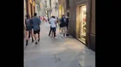 Apu&ntilde;alan y roban a un turista a plena luz del d&iacute;a en Barcelona, por @SocialDrive_es