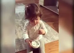 Carlos III de Inglaterra firmando cualquier papel, por @jonviene