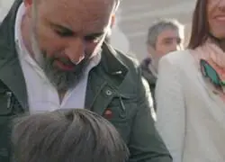 A Abascal la gente le pide que firme la bandera de Espa&ntilde;a y &eacute;l se niega