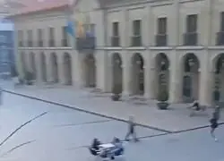 Hay gente impresentable y luego estos sentados en la mesa en medio de la plaza