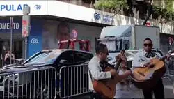 Forocoches env&iacute;a un grupo de mariachis a la sede del PP a cantar un 'narcocorrido'