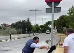 Surrealista: el Alcalde de Boadilla del Monte se hace el h&eacute;roe con un paraguas