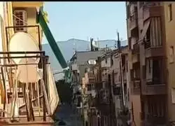 Pelea con palos y otros objetos en medio de la carretera a plena luz del d&iacute;a en Canovelles